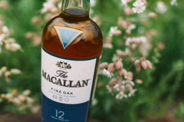 Doğada viski şişesi. Macallan 12yo