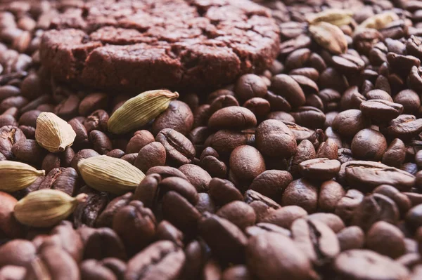 Kavrulmuş kahve çekirdeği ve bir dilim kurabiye..