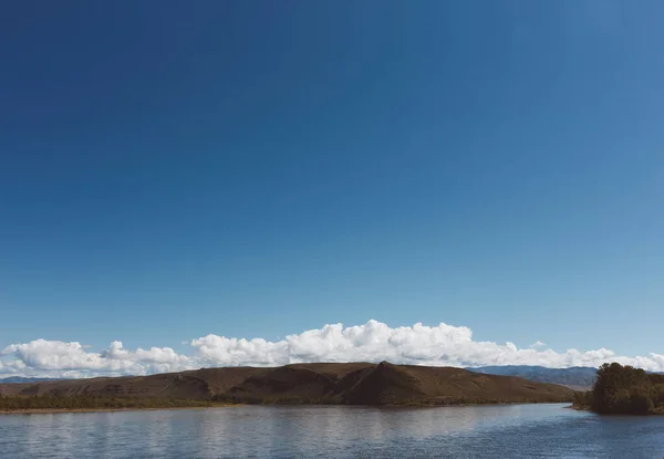 Nehir ve mavi gökyüzü manzarası.