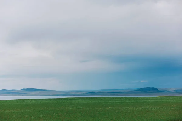 Nehir ve mavi gökyüzü manzarası.