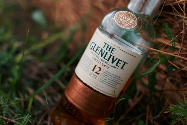 Doğada viski şişesi.