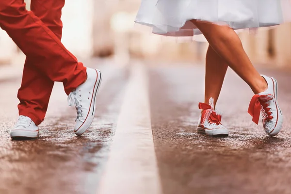 Spor Ayakkabılı Yeni Evliler Sokakta Dikiliyorlar Bacak Bacak Üstüne Attılar — Stok fotoğraf