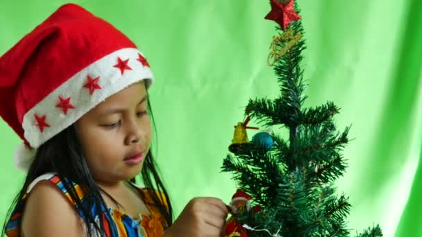 圣诞树上装饰着女孩 — 图库视频影像