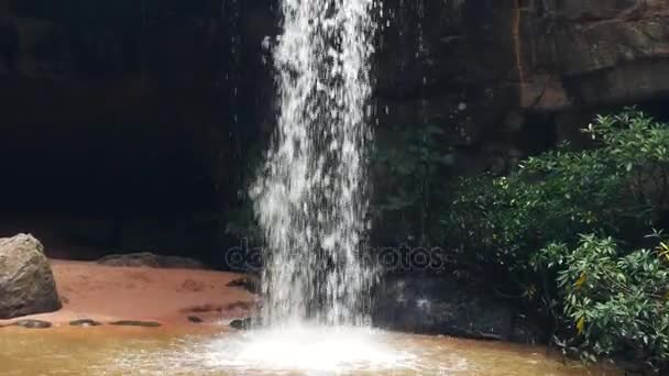 4k: krásný vodopád v hlubokém lese v Thajsku, — Stock video