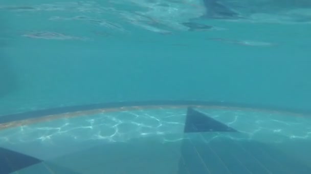 Piscine, eau bleue de couleur dans la piscine , — Video