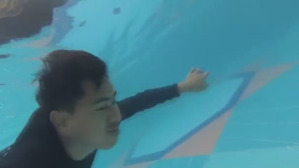 Asiático hombre buceo en piscina, cámara lenta metraje , — Vídeo de stock