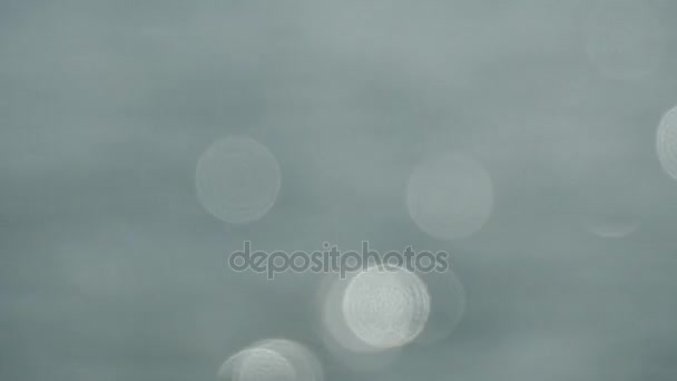 Ароматне море грає білі цятки на синьому фоні. Дивовижні яскраві промені поза фокусом. Гіпнотична гра світла. Відмінний абстрактний медитативний і розслабляючий інтро з блимаючими блискавками . — стокове відео