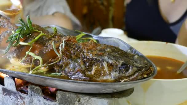 Peixe cabeça de cobra frito. Salada de comida tailandesa . — Vídeo de Stock