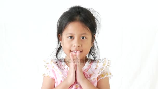 Linda chica demuestra un saludo típico tailandés llamado el "wai" en blanco — Vídeo de stock