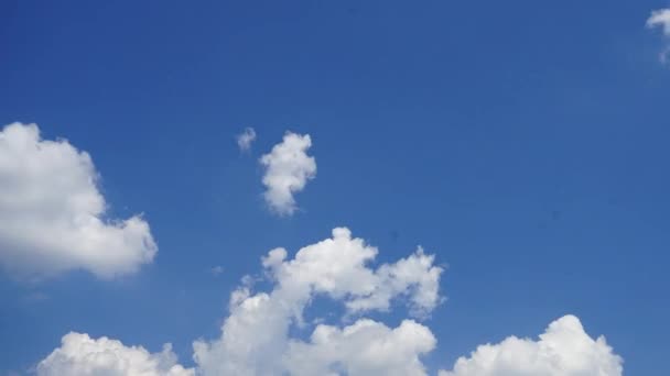 흰 구름 및 푸른 하늘, 구름을 통해 비행, — 비디오