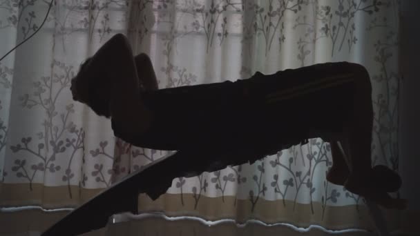 做仰卧起坐和出汗在房间里的男人 — 图库视频影像