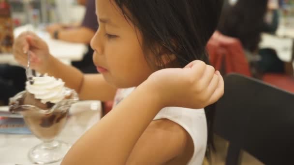 Linda niña lamer la mano con comer helado , — Vídeo de stock