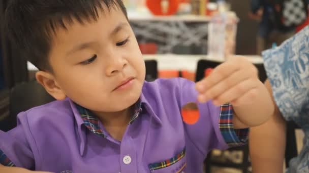 Маленький хлопчик схвильований морозивом і вишнею — стокове відео