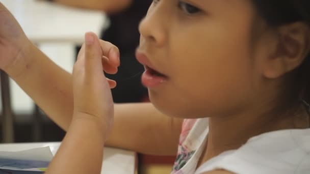 Asiatico poco carino ragazza è leccare con anteriore gelato tazza , — Video Stock