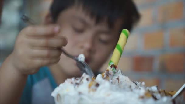 Petit garçon manger gâteau de cuillère avec savoureux et très heureux , — Video