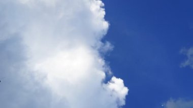 Mavi gökyüzünde beyaz kabarık bulutların hızlandırılmış klibi