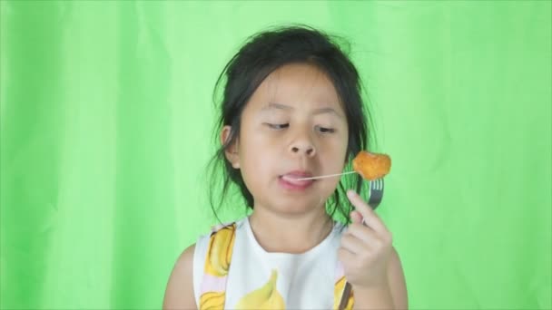 Bonito ásia meninas estão comendo queijo bolas no verde fundo , — Vídeo de Stock