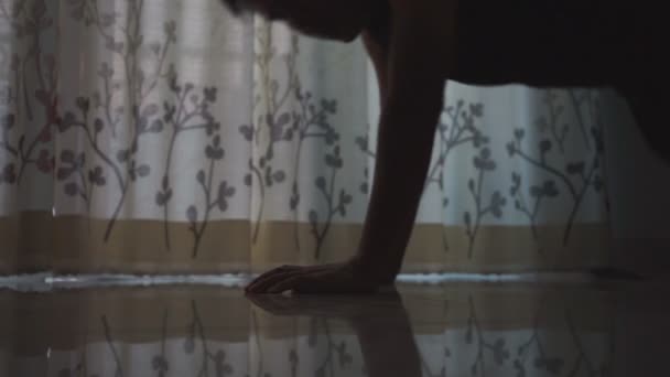 做俯卧撑锻炼在房间里的男人 — 图库视频影像