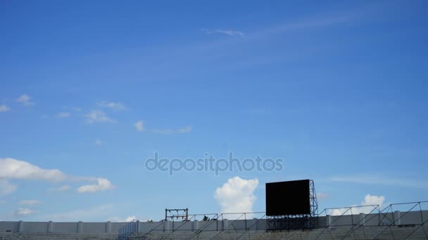 Cuadro de indicadores sobre el fondo de nubes de bucle sin costura , — Vídeos de Stock