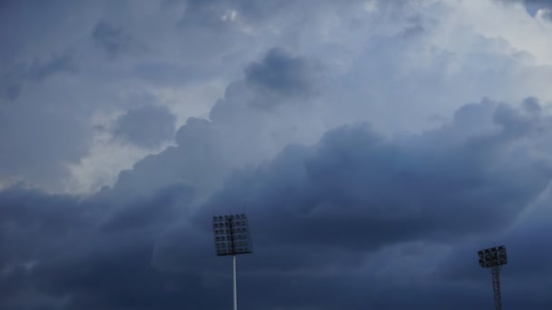 嵐の雲が高速移動の時間の経過で高電圧電球, — ストック動画