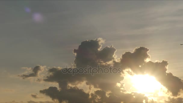 Vackra molnlandskap med stora, bygga moln och sunrise bryta igenom moln samlas. — Stockvideo