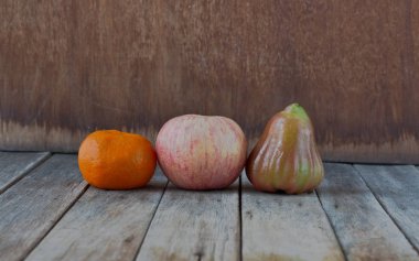 elma, portakal ve gül elma gri eski ahşap tablo