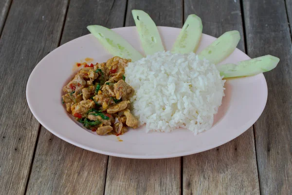 Thaise pittige voedsel basilicum kip gebakken rijst recept op tafel — Stockfoto