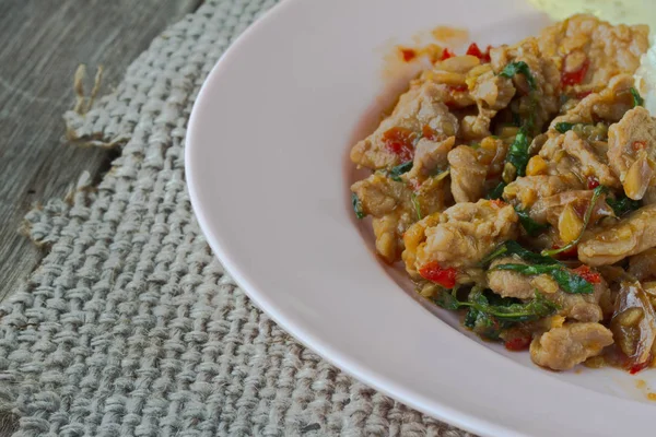 Comida picante tailandesa manjericão frango receita de arroz frito no saco — Fotografia de Stock