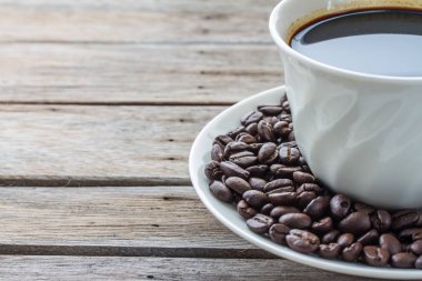 çiğ kahve ve fincan sıcak Espresso kahve ve ahşap tahta üzerinde