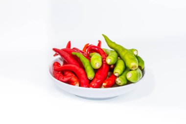Yeşil sıcak biber ve kırmızı biber beyaz üzerine sıcak