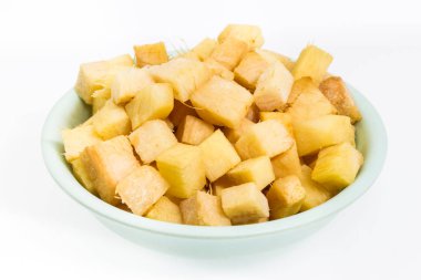 Zencefil dilimleri 's Meydanı ve beyaz arka plan bir fincan