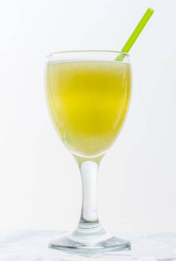 ananas suyu cam beyaz arka plan üzerinde