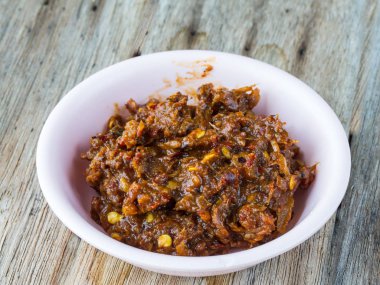 geleneksel Tay tarzı çiğ balık (Pla-ra Tay aksan da böyle korunmuş)