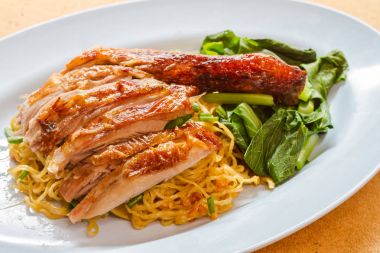 Kızarmış ördek nooddle