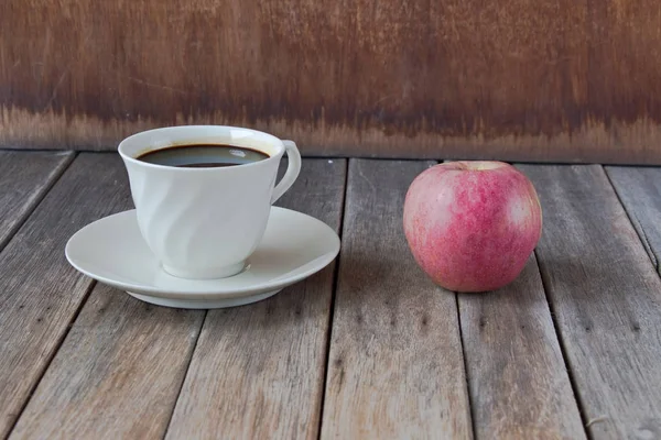 木桌上的咖啡杯和红苹果 — 图库照片