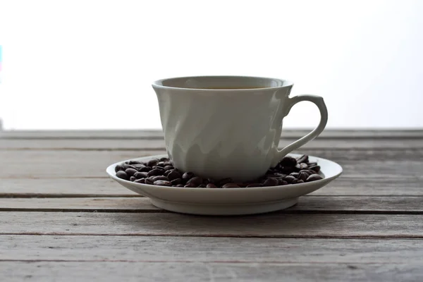 生咖啡和一杯热浓缩咖啡和木桌 — 图库照片