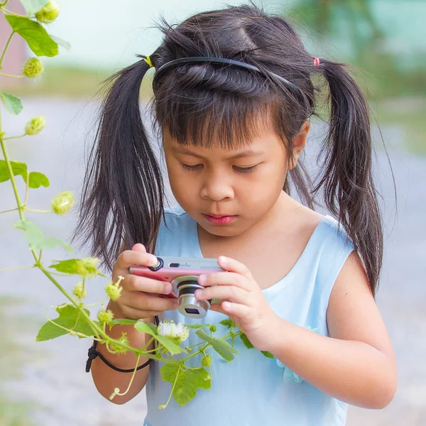 小さなアジアの女の子写真を撮影 — ストック写真