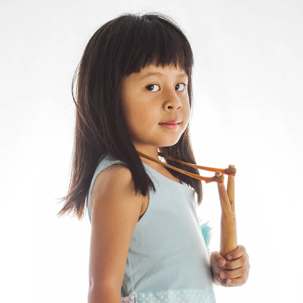 小女孩用弹弓在白色 — 图库照片