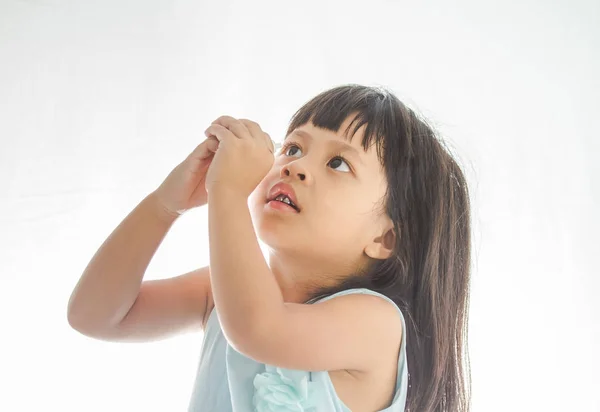 Menina que colocar no colírio — Fotografia de Stock