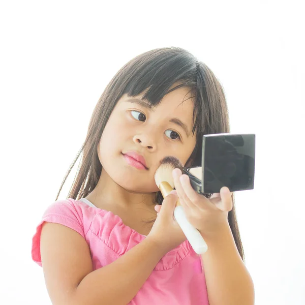Rozkošná holčička hraje s mámin make-upu — Stock fotografie