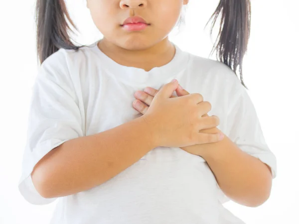 Маленькая девочка чувствует боль в сердце и держит грудь, рука сосредоточиться — стоковое фото