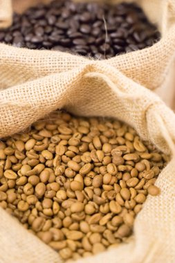 Çuval, odak çiğ çekirdek kahve rengi kahverengi ham kahve seçin,