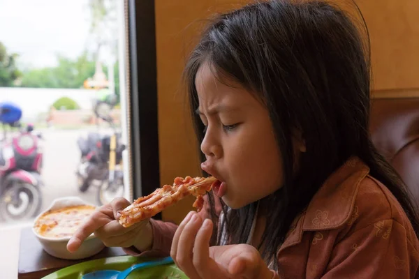 亚洲小女孩在餐厅吃披萨, — 图库照片