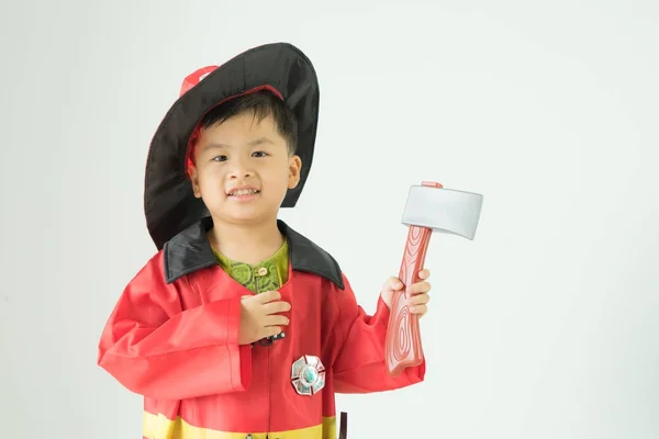 Niños con extintores con hacha en el respaldo blanco — Foto de Stock