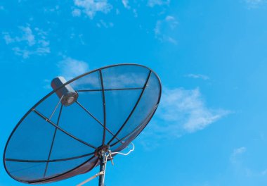 uydu çanağı çatısında çanak mavi gökyüzünde,