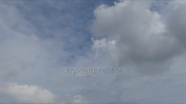 Nubes blancas y cielo azul, vuelo sobre nubes — Vídeo de stock