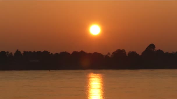 Time lapse film. Panorama över stigande solen på floden. Nära håll view. — Stockvideo