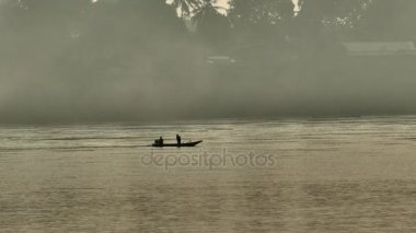 Mekong Nehri Tayland genellikle günlük olarak balık için uzun bir kuyruk tekne kullanmak.