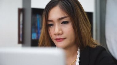 Bu resimde gördüğünüz genç kadın