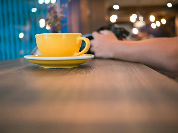 桌上的黄色咖啡杯, 浅色散背景, 摄影 — 图库照片